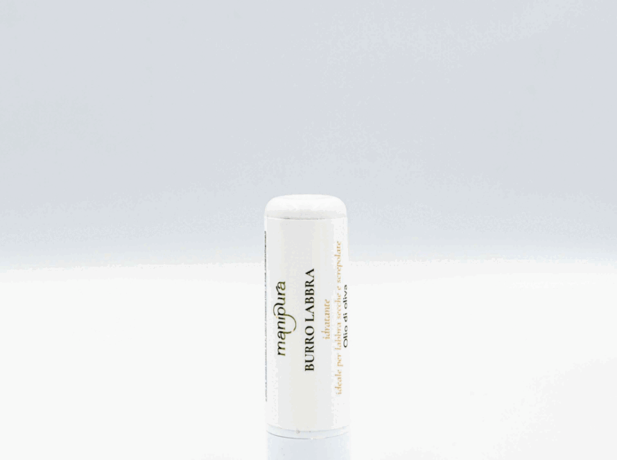 Stick chiuso del Burro Labbra Manipura all’olio d’oliva, in posizione verticale su sfondo bianco.