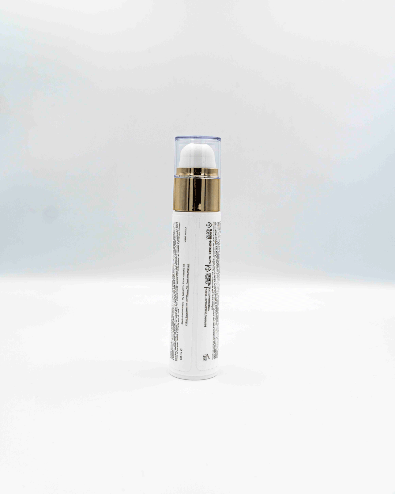 Retro della crema viso Manipura effetto plump con tappo trasparente, su sfondo bianco.