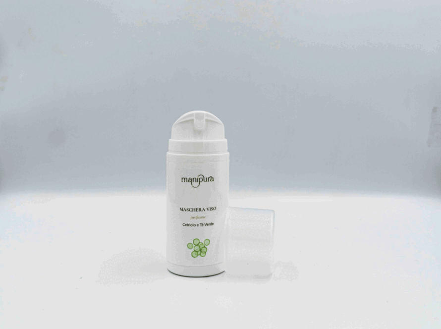 Flacone della maschera viso Manipura al cetriolo e tè verde fotografato frontalmente su sfondo bianco.