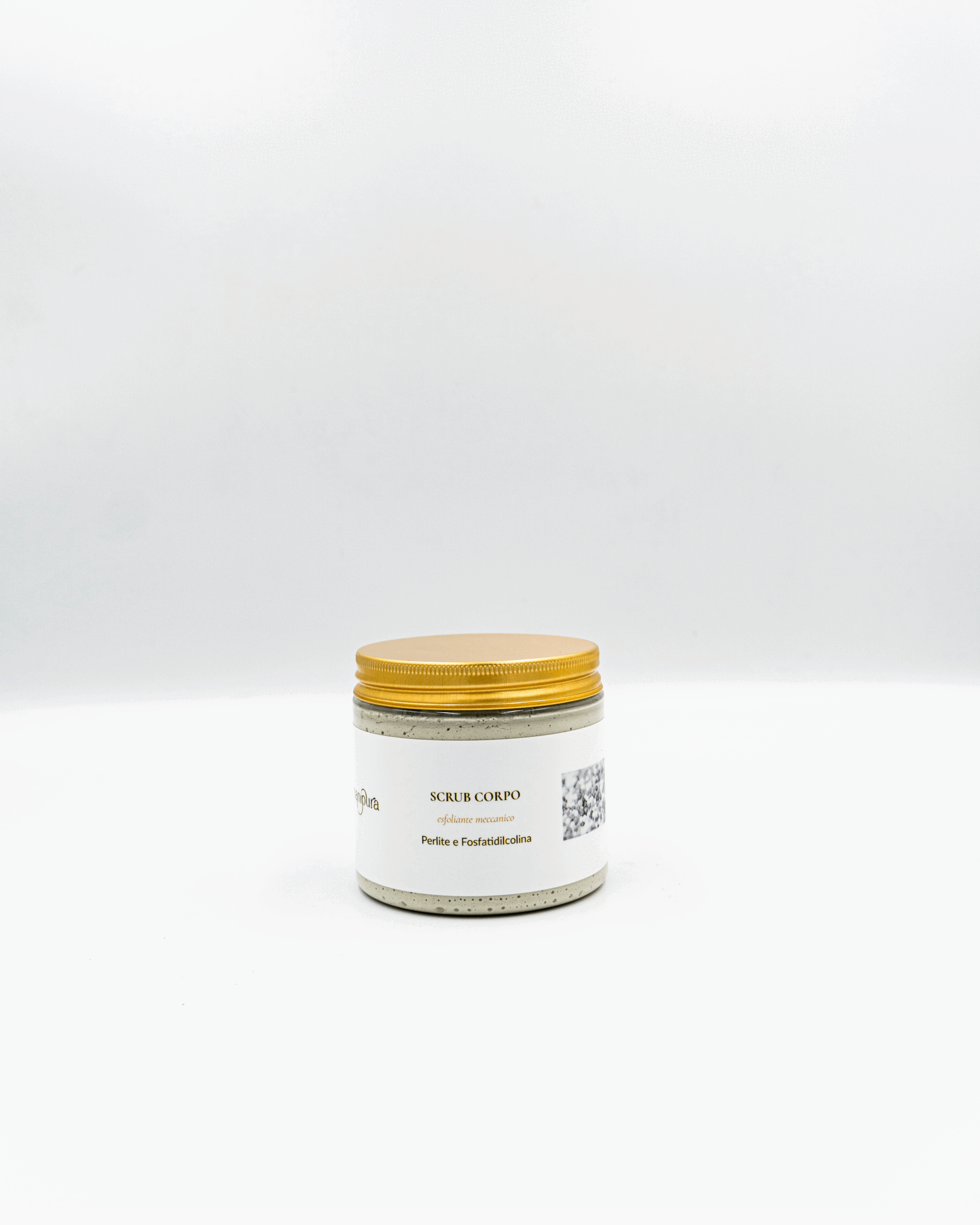 Vasetto di Scrub Corpo Manipura esfoliante rinnovante con perlite e fosfatidilcolina, fotografato su sfondo bianco.