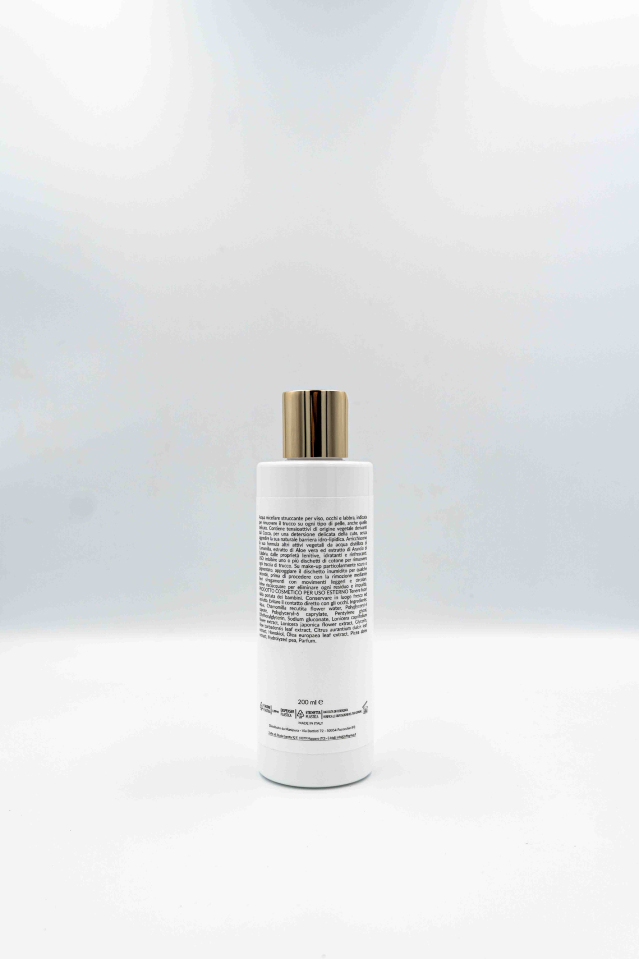 Retro del flacone di Acqua Micellare Manipura con etichetta ingredienti e tappo dorato, su sfondo bianco.