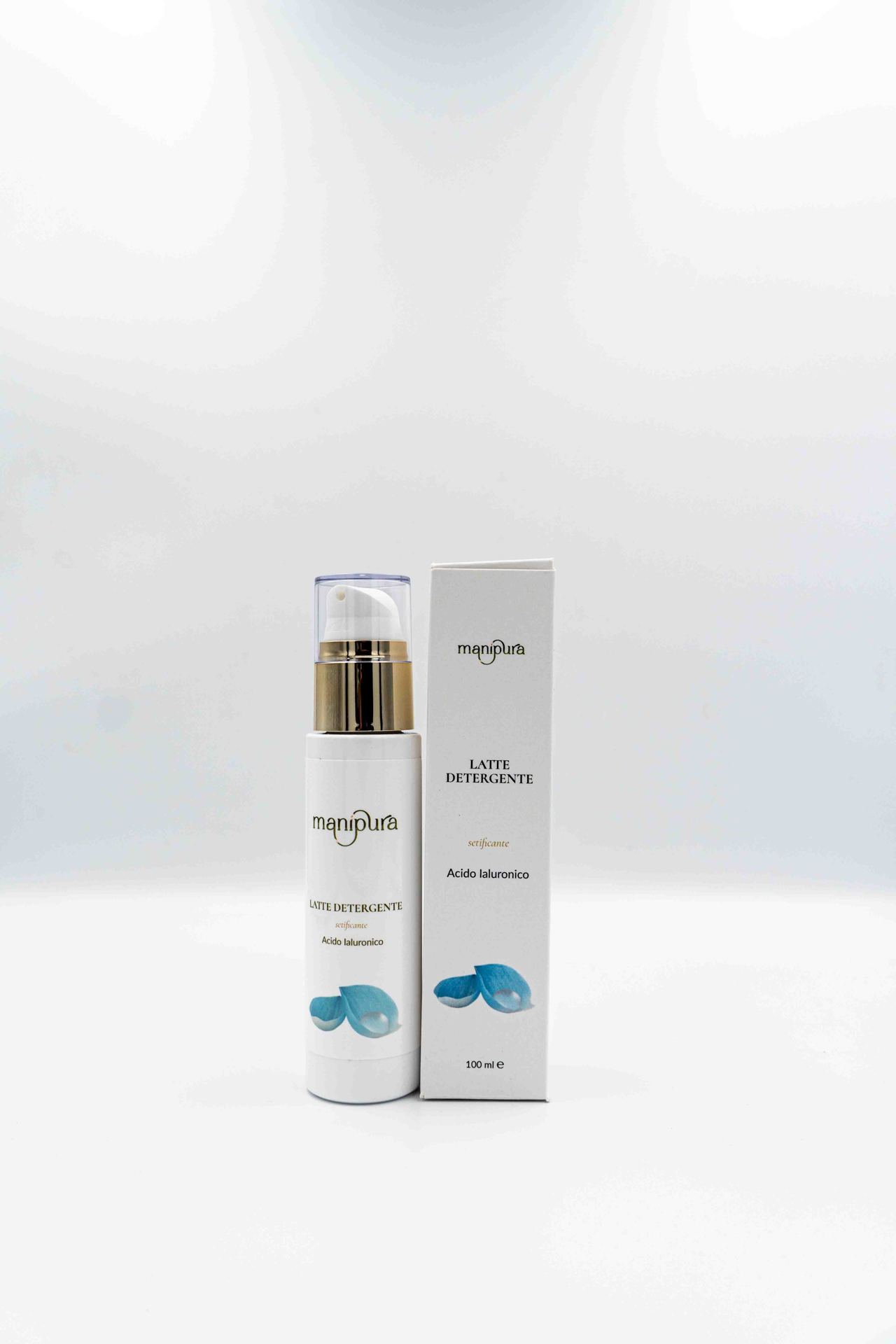 Flacone del Latte Detergente setificante con acido ialuronico, tappo dorato su sfondo bianco.