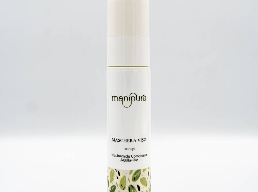 Flacone aperto della maschera viso Teen Age di Manipura con tappo appoggiato accanto su sfondo bianco.