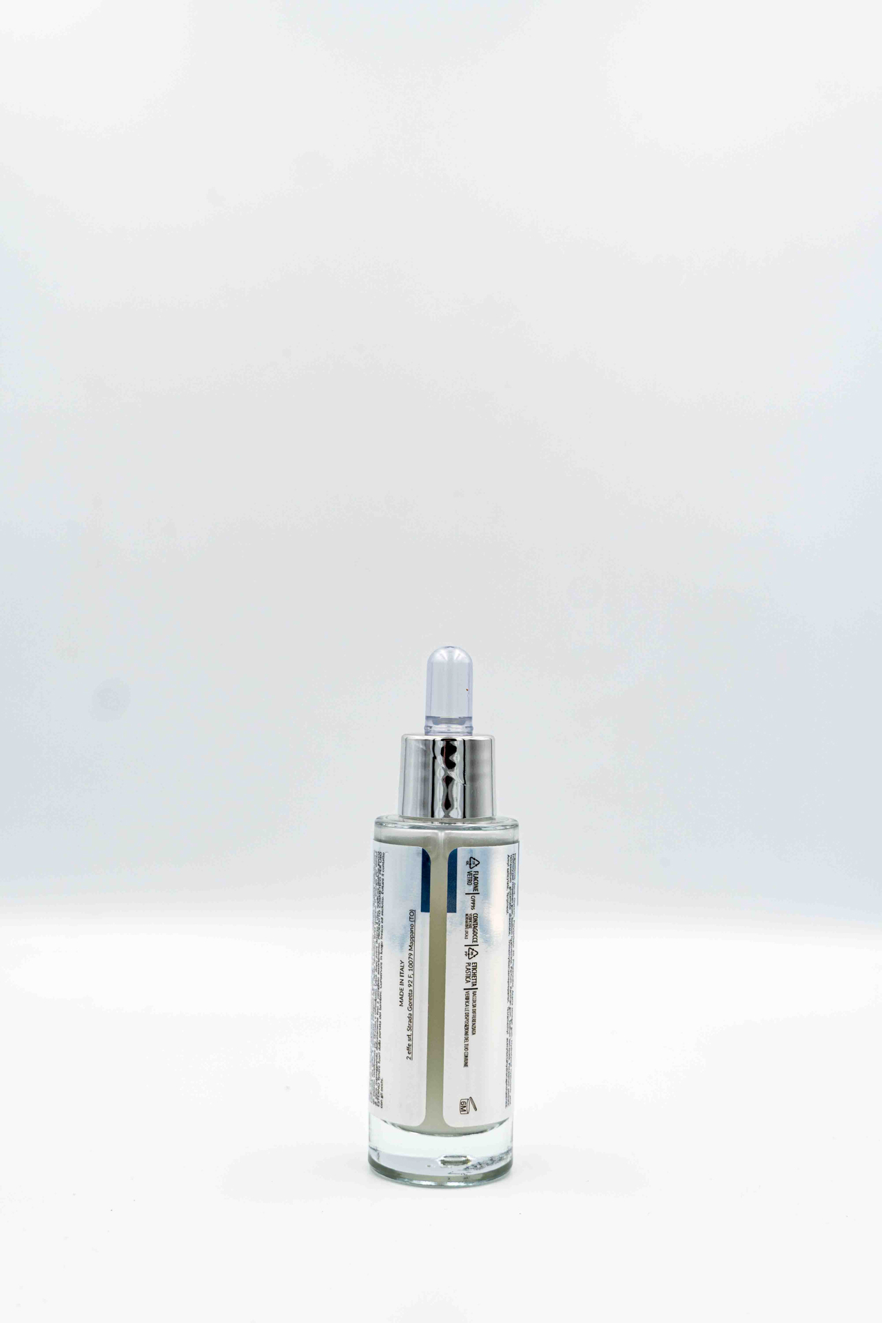 Flacone del Siero Viso Liftadaptive di Manipura fotografato dal retro, con etichetta ingredienti e tappo argentato, su sfondo bianco.