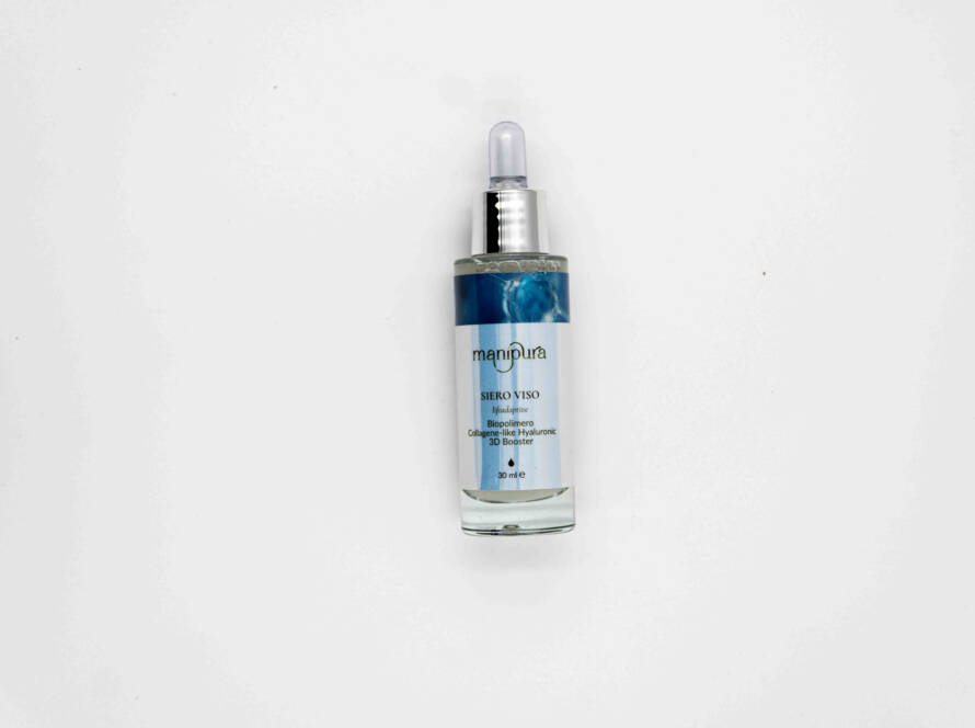 Flacone frontale del Siero Viso Liftadaptive di Manipura, con tappo argentato e serigrafia blu, fotografato su sfondo bianco pulito.